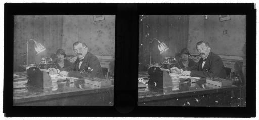Au cabinet Rousseau, en novembre 1925 : Léon Rousseau à son bureau, avec Marthe (vue 1), de jeunes employés à leur poste (machine à écrire et téléphone, vue 2), Marthe et M. Rousseau assis, les jeunes employés entourant Mme Juliette Rousseau debout (vue 3), M. et Mme Rousseau entourés de Marthe et d'autres amis (vue 4).